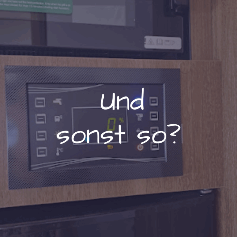 Blick auf das Fahrzeugdisplay im Wohnmobil mit Warnanzeige – eingefangen während einer Wohnmobil Panne am Atlantik. Echt, ehrlich, unterwegs.